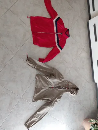 Giacca a vento rossa e beige