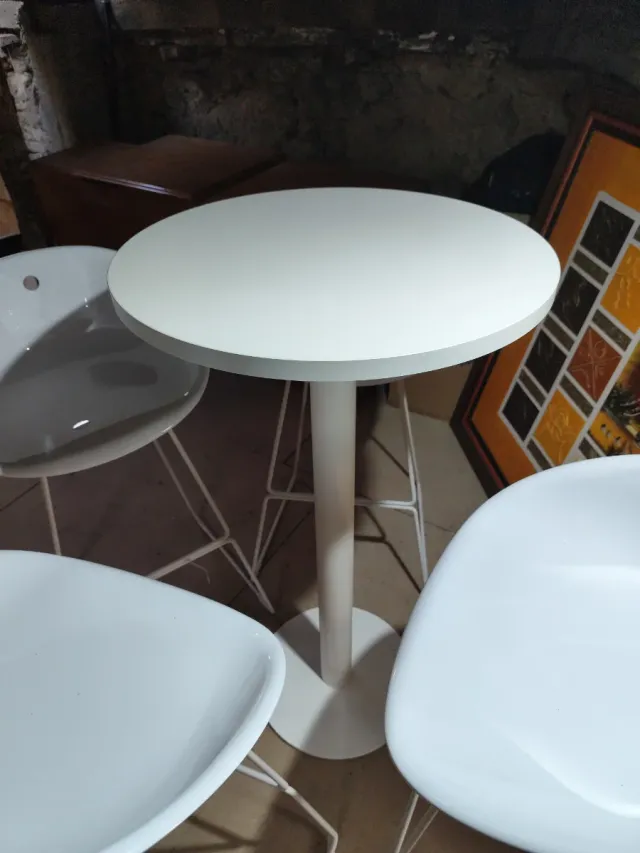 Mesa alta y 4 taburetes blancos