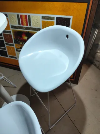 Mesa alta y 4 taburetes blancos