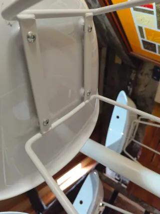 Mesa alta y 4 taburetes blancos