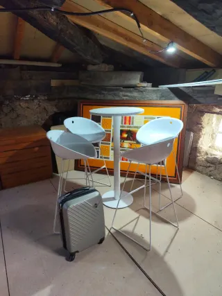 Mesa alta y 4 taburetes blancos