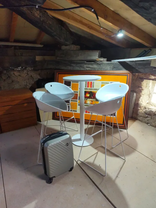 Mesa alta y 4 taburetes blancos