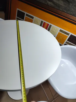 Mesa alta y 4 taburetes blancos
