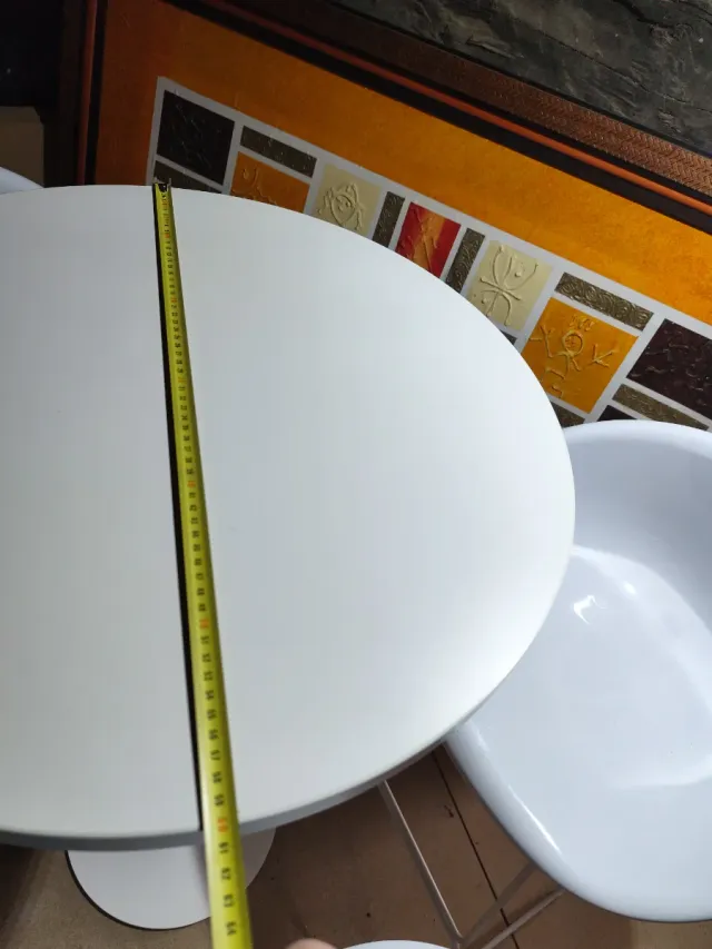 Mesa alta y 4 taburetes blancos