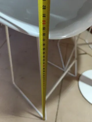 Mesa alta y 4 taburetes blancos