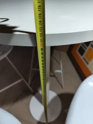 Mesa alta y 4 taburetes blancos