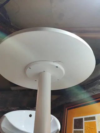 Mesa alta y 4 taburetes blancos