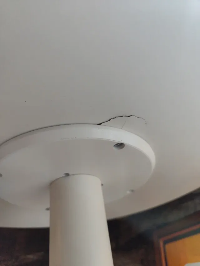 Mesa alta y 4 taburetes blancos