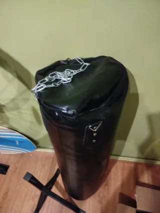 Saco de boxeo negro con soporte