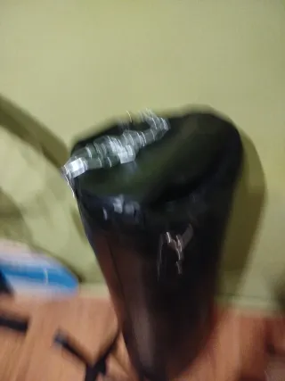 Saco de boxeo negro con soporte