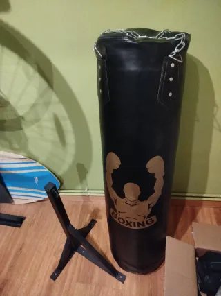 Saco de boxeo negro con soporte