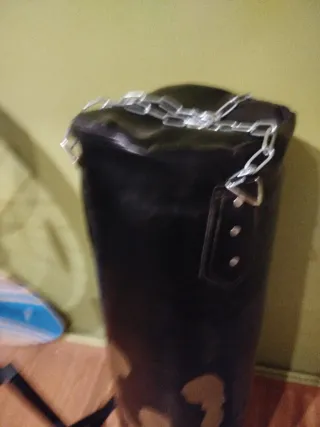 Saco de boxeo negro con soporte