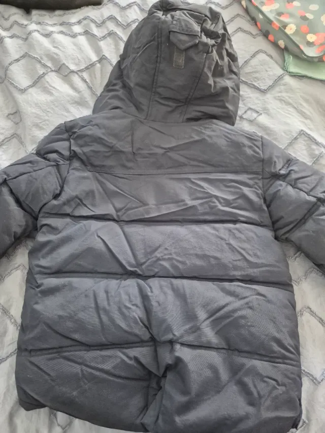 Abrigo niño negro con capucha