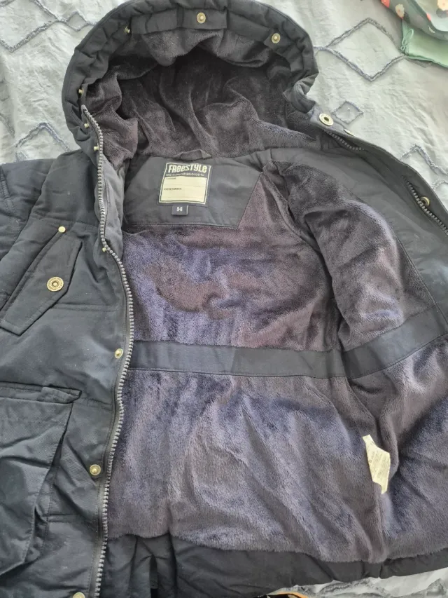 Abrigo niño negro con capucha