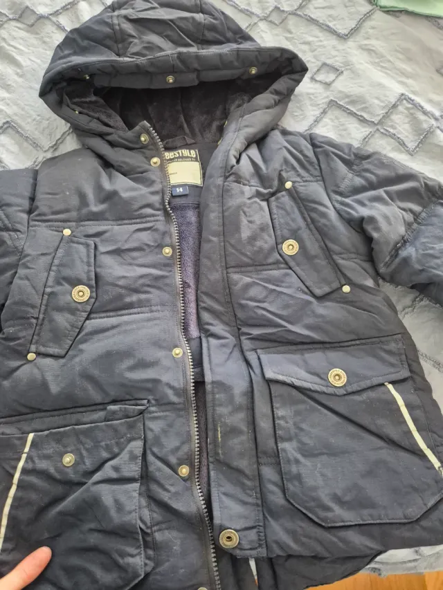 Abrigo niño negro con capucha