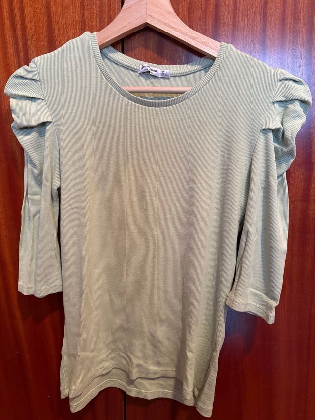 Camiseta Stradivarius mangas abullonadas verde