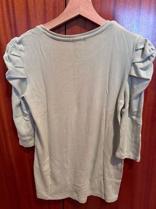 Camiseta Stradivarius mangas abullonadas verde