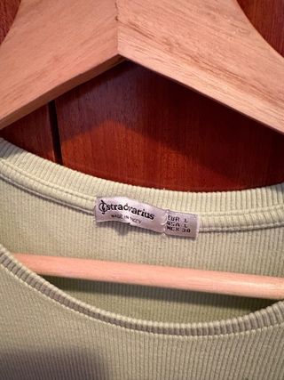Camiseta Stradivarius mangas abullonadas verde
