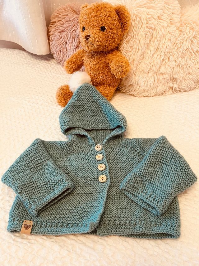 Chaqueta tejida para bebé con capucha handmade
