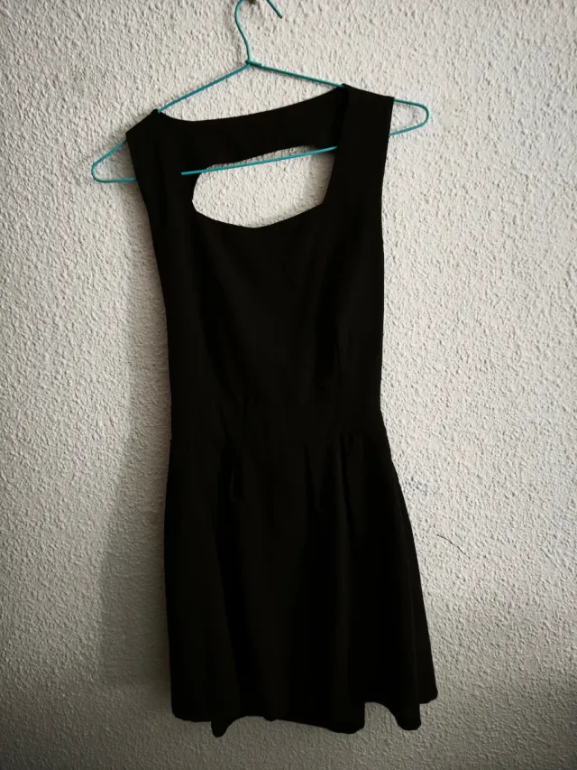 Vestido negro con escote cuadrado