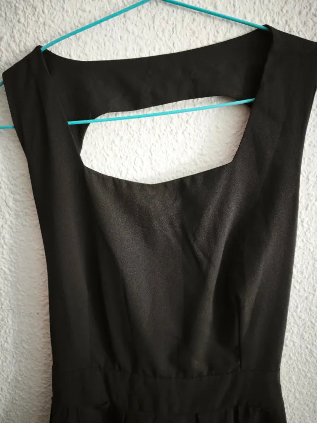 Vestido negro con escote cuadrado