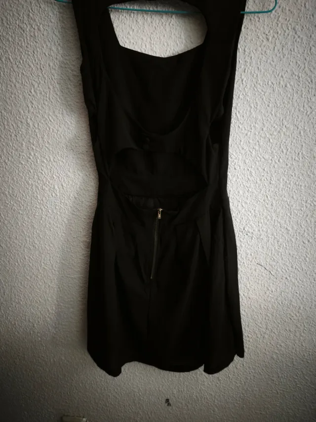 Vestido negro con escote cuadrado