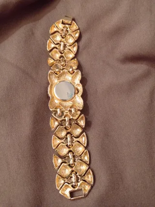 Elegante reloj dorado con pedrería