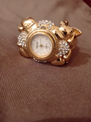 Elegante reloj dorado con pedrería
