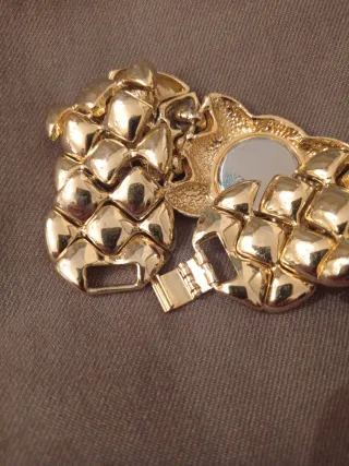 Elegante reloj dorado con pedrería