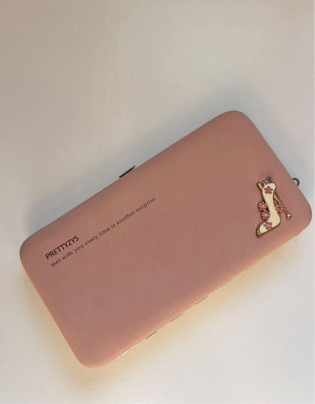 Monedero rosa con zapato decorativo