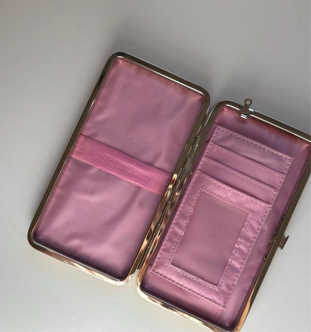 Monedero rosa con zapato decorativo