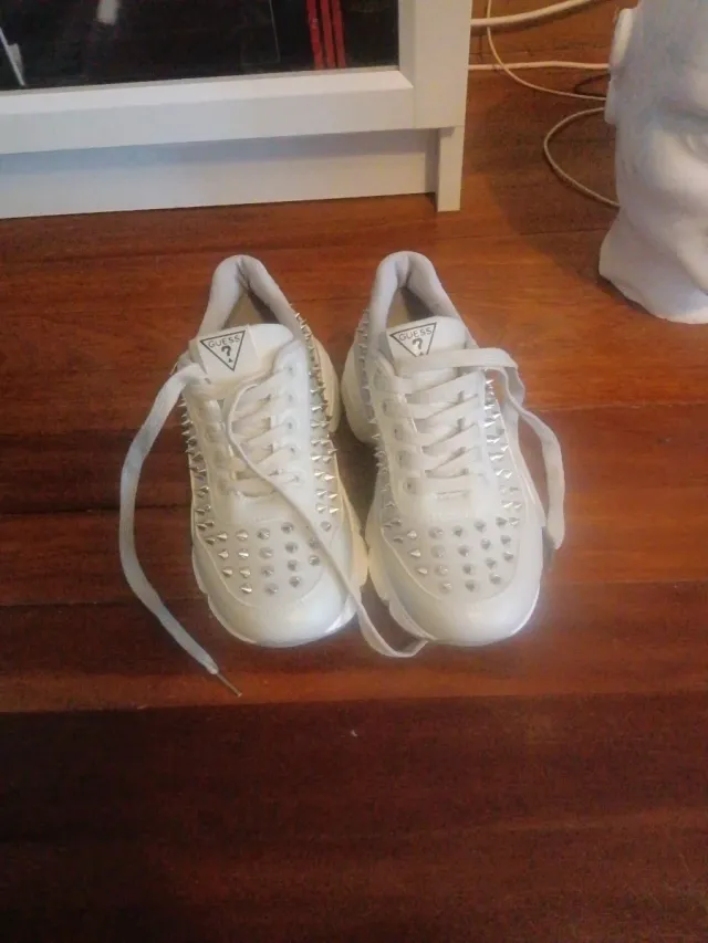 Deportivas Guess Blancas con Tachuelas