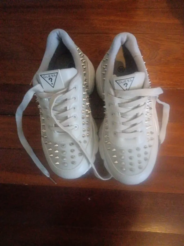 Deportivas Guess Blancas con Tachuelas