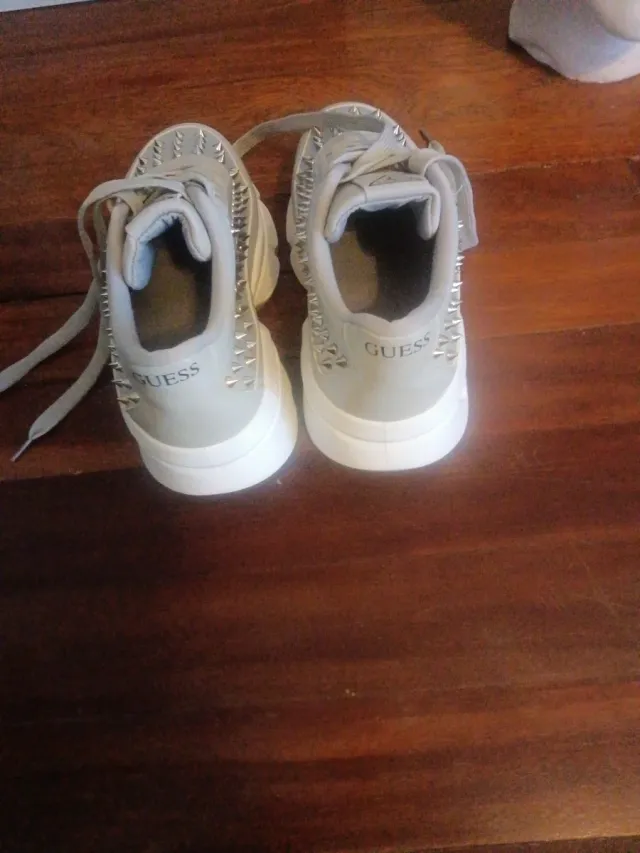 Deportivas Guess Blancas con Tachuelas