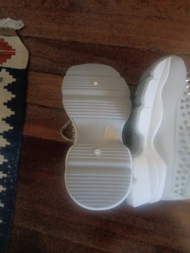 Deportivas Guess Blancas con Tachuelas