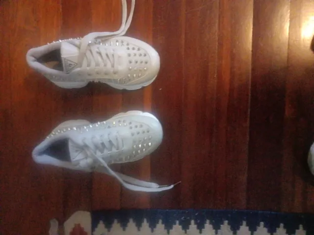 Deportivas Guess Blancas con Tachuelas