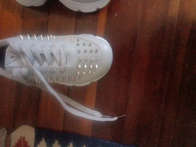 Deportivas Guess Blancas con Tachuelas