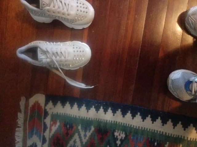 Deportivas Guess Blancas con Tachuelas