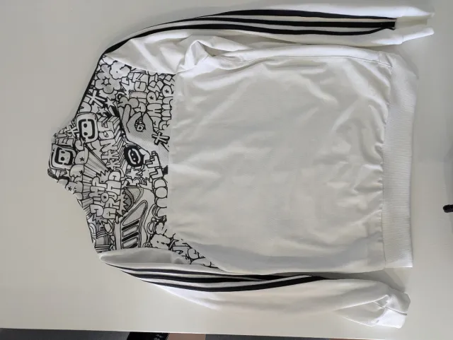 Chaqueta Adidas Blanca con Estampado Negro