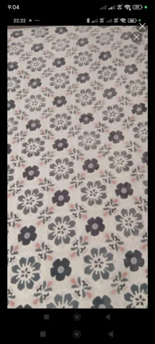 Manta decorativa con flores grises y rosas