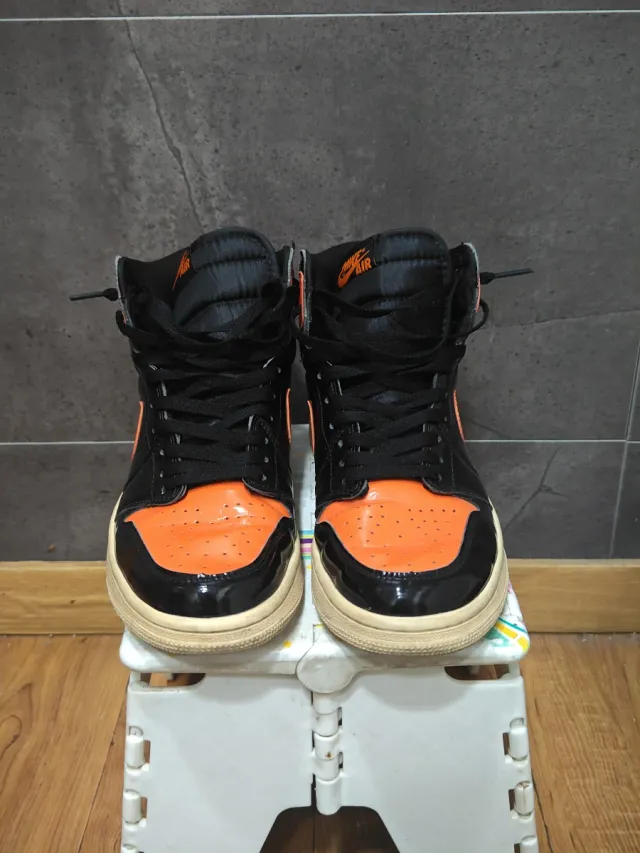 Jordan 1 Negro Naranja