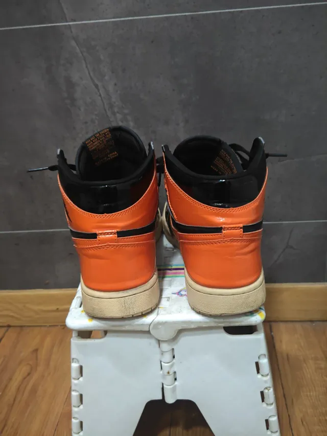 Jordan 1 Negro Naranja