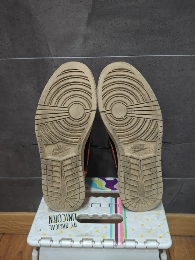 Jordan 1 Negro Naranja