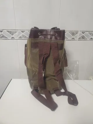 Mochila verde y marrón con bolsillos