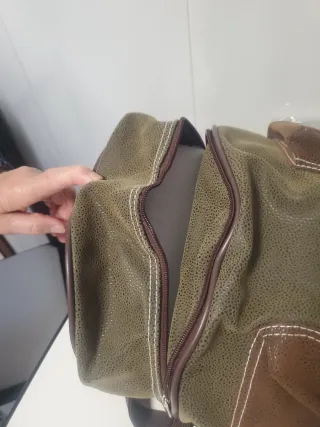 Mochila verde y marrón con bolsillos