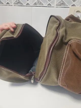 Mochila verde y marrón con bolsillos