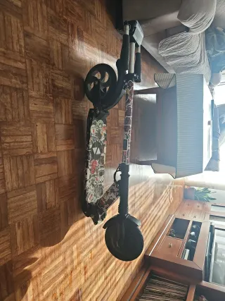 Patinete eléctrico decorado con pegatinas.