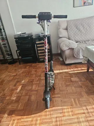 Patinete eléctrico decorado con pegatinas.