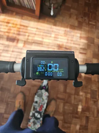 Patinete eléctrico decorado con pegatinas.