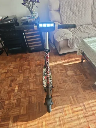 Patinete eléctrico decorado con pegatinas.